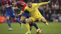 Gelandang Chelsea Eden Hazard berjibaku dengan penggawa Crystal Palace James McArthur pada laga Liga Inggris di Selhurst Park, Minggu (30/12/2018). (John Walton/PA via AP)