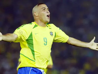 Ronaldo merupakan aktor utama di balik keberhasilan Brasil menjadi juara dunia untuk kelima kalinya. Tidak hanya membawa Tim Samba menjadi jawara di Piala Dunia 2002 Il Fenomeno juga sukses mencatatkan namanya sebagai pencetak gol terbanyak dengan torehan delapan gol. (AFP/Gabriel Bouys)