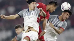 Bek Timnas Indonesia, Hansamu Yama, melepaskan sundulan saat melawan Filipina pada laga Piala AFF 2018 di SUGBK, Jakarta, Minggu (25/11). Kedua negara bermain imbang 0-0. (Bola.com/M. Iqbal Ichsan)