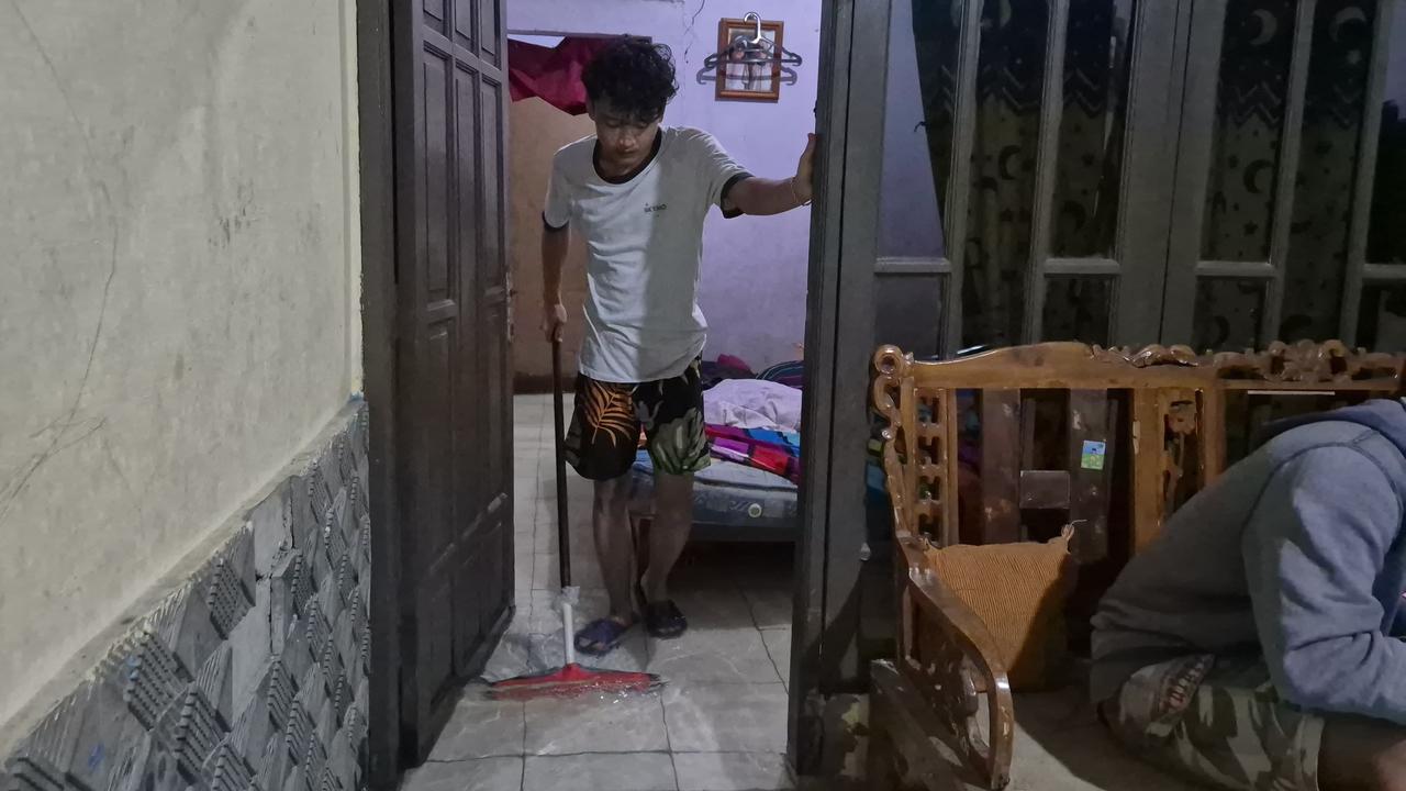 Depok Dikepung Banjir, Warga Sahur di Tengah Genangan