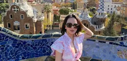 Berpose di antara struktur batu artistik khas Barcelona, Shandy tampil effortless namun tetap memancarkan aura high fashion yang kuat. [@shandyaulia].