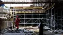 Pengawas melakukan monitoring apartemen Pondok Indah Residence di kawasan Pondok Indah, Jakarta Selatan, Minggu (24/04). Terhitung Januari-Maret 2016 hanya 3 proyek yang akan diluncurkan kepada publik di Jakarta. (Liputan6.com/Fery Pradolo)
