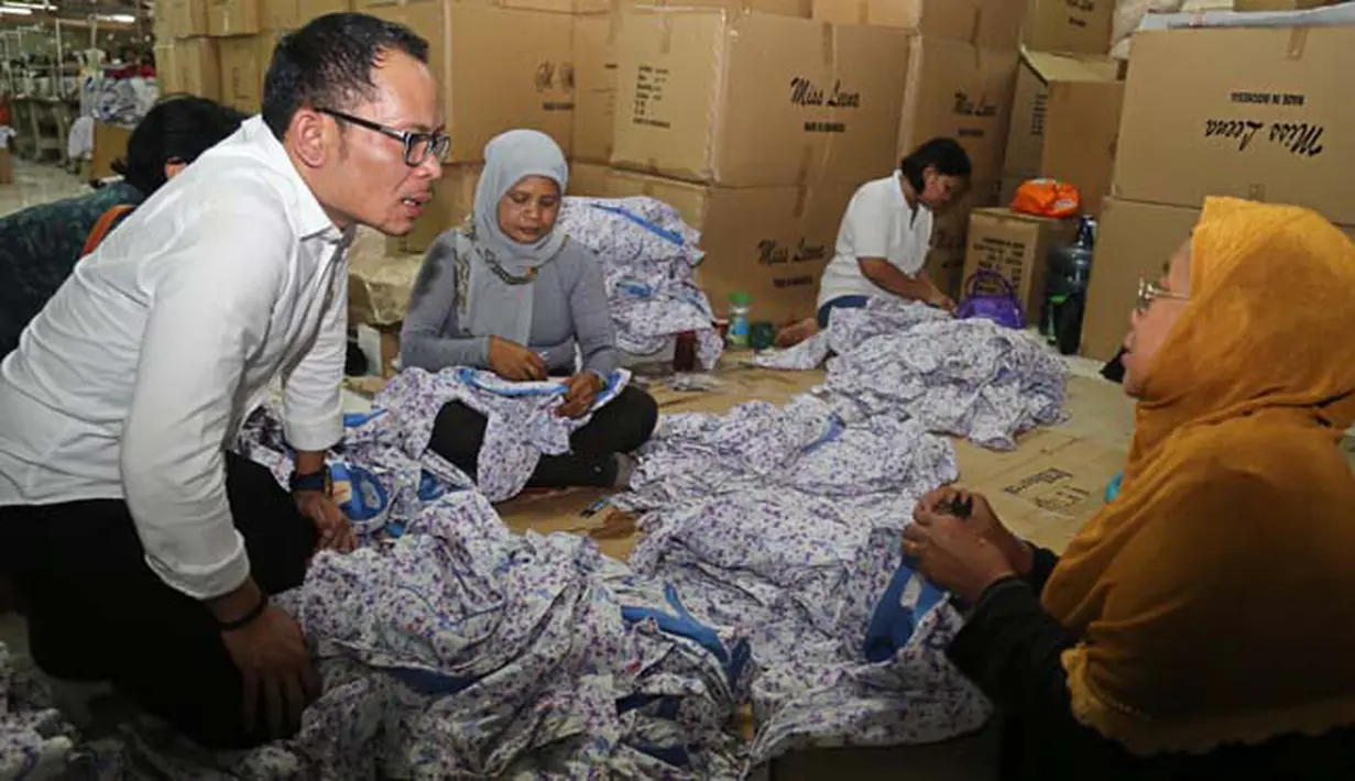 Dalam kunjungan kerja ke Makassar, Menteri Ketenagakerjaan (Menaker) M. Hanif Dhakiri mengunjungi sebuah pabrik dan berdialog dengan para Buruh