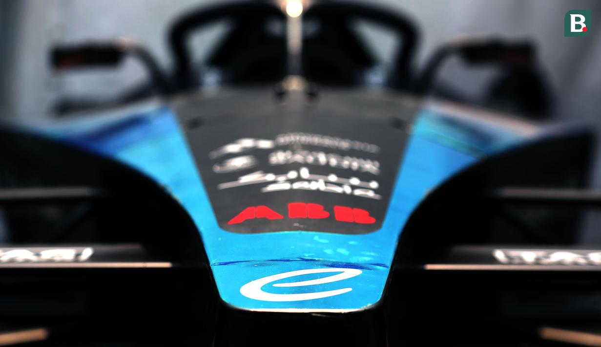 <p>Penampakan Mobil Formula E Gen 3 saat dikeluarkan oleh kru paddock pada acara Reveal of Gen3 Car (Unboxing) &amp; Final Update di AGI Jakarta International E-Prix, Ancol, Jakarta, Rabu (31/05/2023). (Bola.com/Bagaskara Lazuardi)</p>