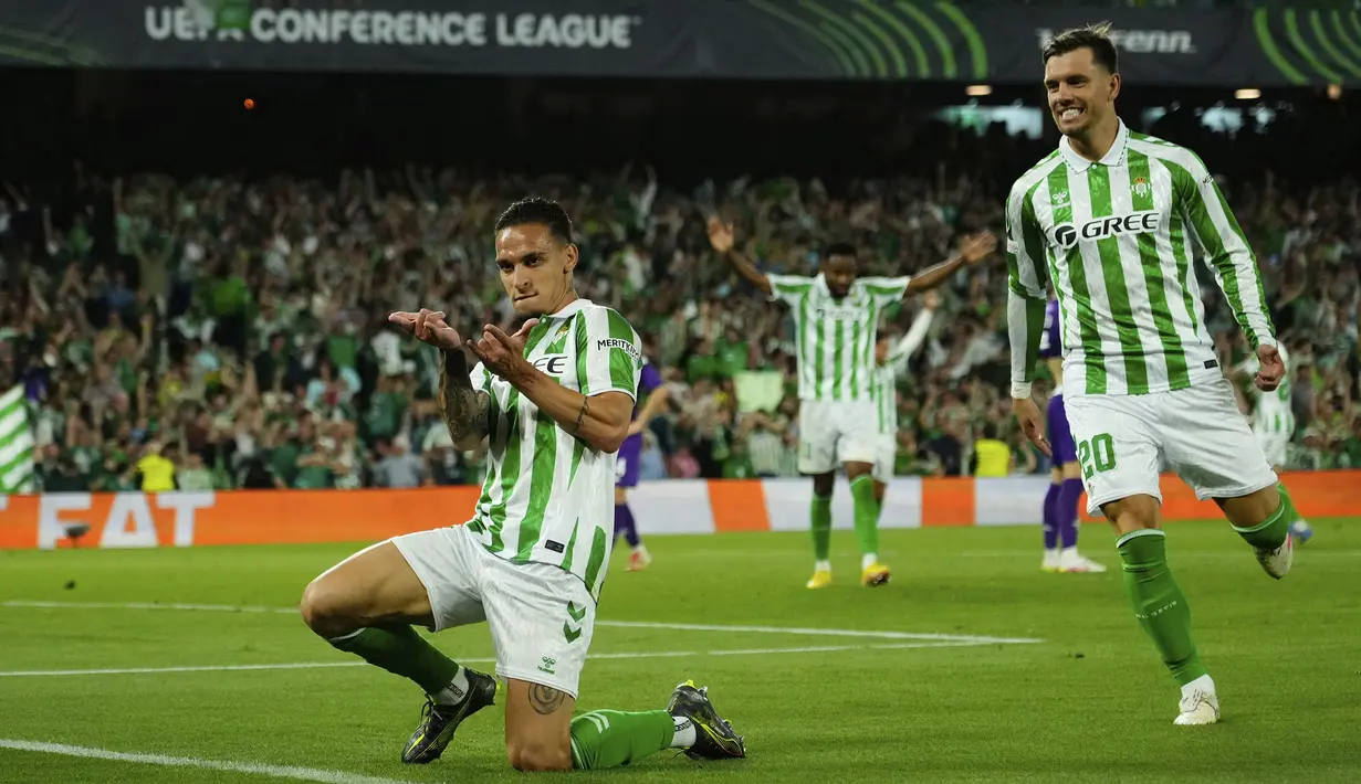 Pemain Real Betis, Antony (kiri) merayakan golnya ke gawang Fiorentina dalam laga leg 1 semifinal Conference League 2024/2025 di Benito Villamarin Stadium, Sevilla, Spanyol, Kamis (01/05/2025) waktu setempat. (AP Photo/Jose Breton)