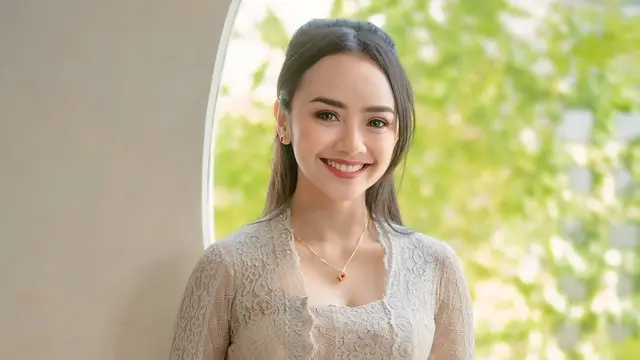 Potret Ayu Puspa yang Senyumnya Curi Perhatian