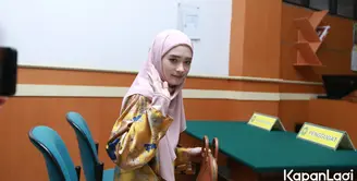 Sidang cerai Inara Rusli dan Virgoun kembali di gelar di Pengadilan Agama Jakarta Barat. Usai sidang mediasi, Inara Rusli terlihat mencium tangan suami. Sebelumnya, Inara menyebut sang suami telah memberikan talak 3. Perempuan tiga orang anak itu mendapat banyak pujian. [Foto: Muhammad Akrom Sukarya/KapanLagi.com]