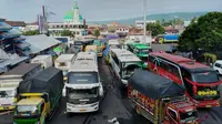 Antrean Kendaraan di Pelabuhan Ketapang menunggu giliran masuk ke dalam kapal. (Hermawan Arifianto/Liputan6.com)