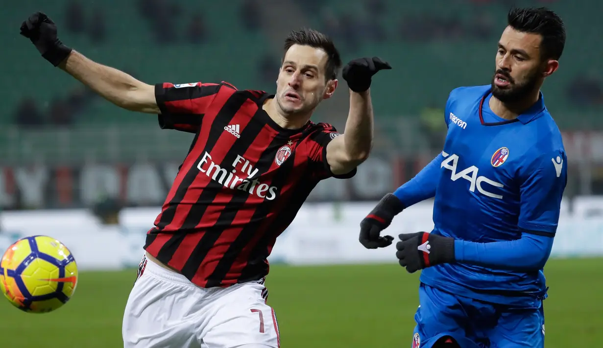 Pemain AC Milan, Nikola Kalinic berebut bola dengan pemain Bologna, Giancarlo Gonzalez pada lanjutan pekan ke-16 Liga Italia di Stadion San Siro, Senin (11/12). AC Milan buka puasa kemenangan setelah mengalahkan Bologna 2-1. (AP Photo/Luca Bruno)
