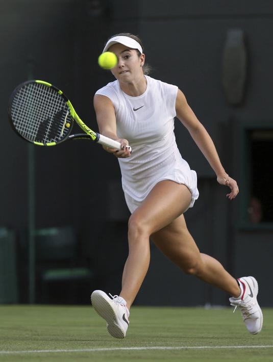 CiCi Bellis berusaha mengembalikan bola ke arah lawannya Victoria Azarenka pada laga tunggal putri di Wimbledon Tennis Championships 2017,  London, (3/7/2017).  Bellis kalah 6-3, 2-6, 1-6. (AP/Tim Ireland)