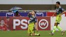 Selebrasi pemain Persib Bandung, Marc Klok (kiri), setelah menjebol gawang Dewa United dalam pertandingan pekan ke-31 BRI Liga 1 2022/2023 yang berlangsung di stadion Pakansari, Cibinong, Senin (20/3/2023). (Bola.com/Ikhwan Yanuar)