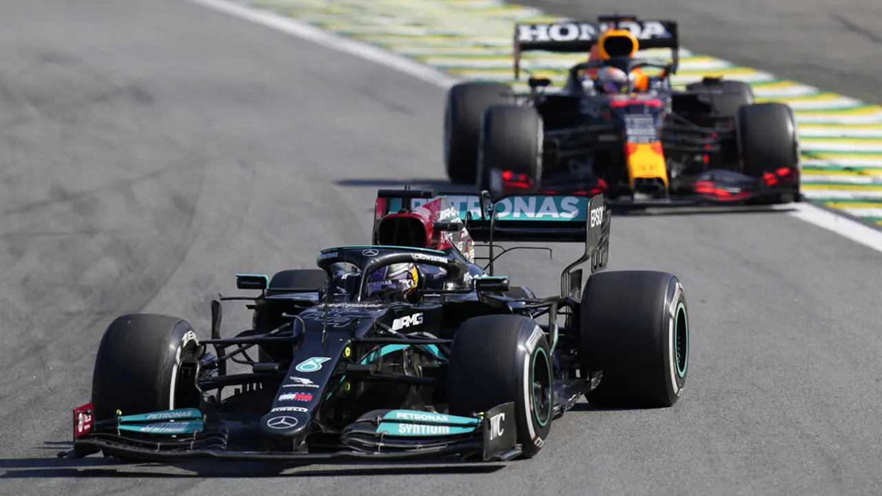FOTO: Lewis Hamilton Asapi Max Verstappen di F1 GP Brasil 2021