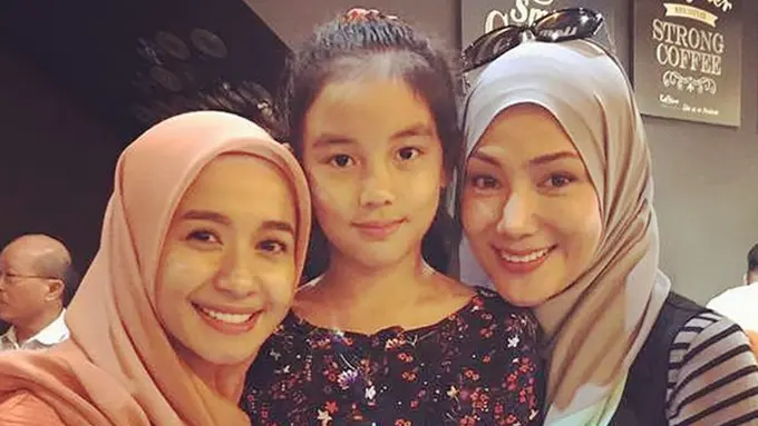 Aleesya berfoto bersama Laudya Cynthia Bella dan Erra Fazira. (Instagram)