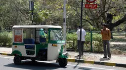 Bajaj 'Eleric-Auto' saat terparkir di Bangalore, India, Sabtu (5/3).Bajai 'Eleric-Auto' merupakan transportasi umum ramah lingkungan yang akan menjadi idola masyarakat India. (MANJUNATH KIRAN / AFP)
