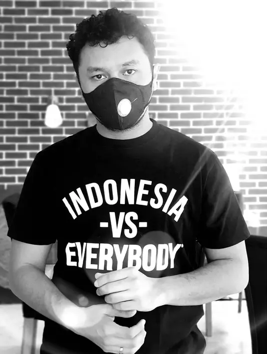 "Kebayang loh saya 2 tahun udah nggak ke dapur rekaman, itu groginya luar biasa. Saya waktu itu belum siap untuk ngeluarin single atau solo karir kan," kata Giring Ganesha saat jumpa pers perilisan album Puspa Ragam Karya Guruh Sukarno Putra, Jumat (14/8/2020). (Instagram/giring)