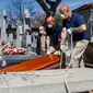 Proses pemakaman pasien Virus Corona COVID-19 di Madrid, Spanyol. (BALDESCA SAMPER / AFP)