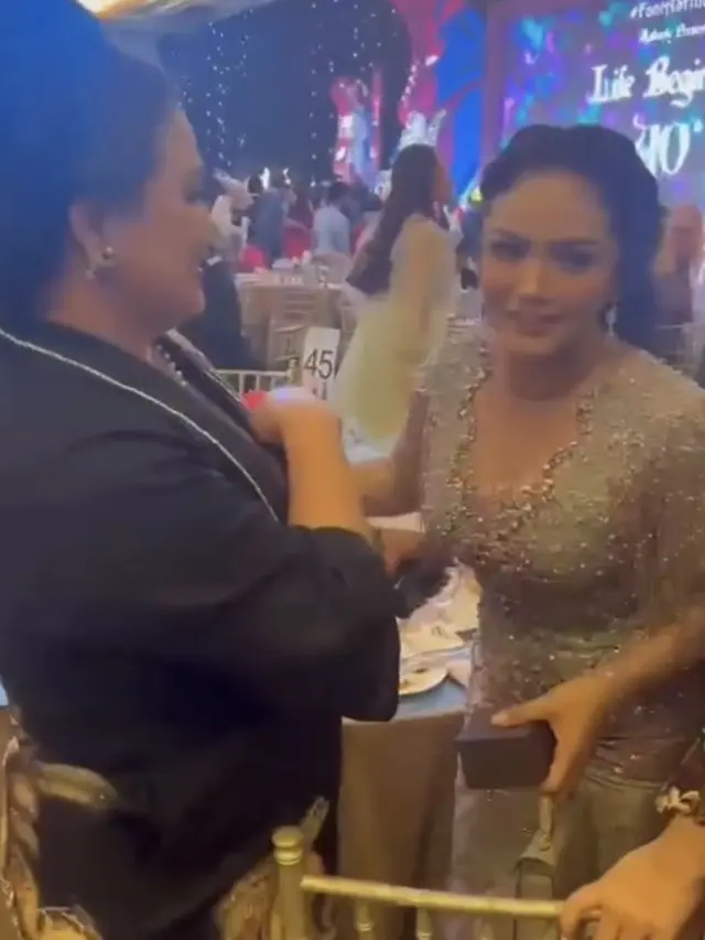 Krisdayanti Bersama Ibunda Sarah Menzel. [@luhde_menzel]