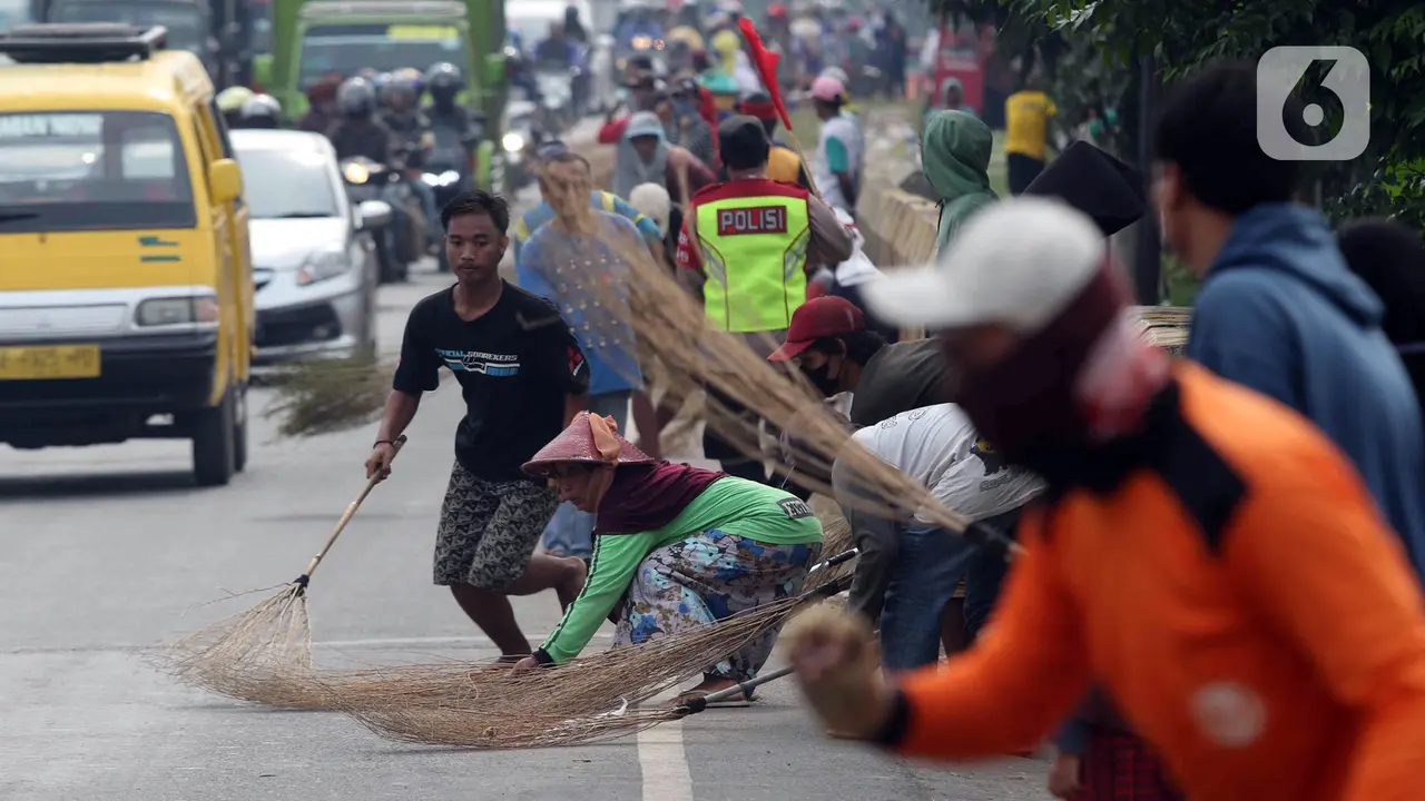 FOTO: Potret Pencari Sedekah Pakai Sapu di Jalanan Indramayu