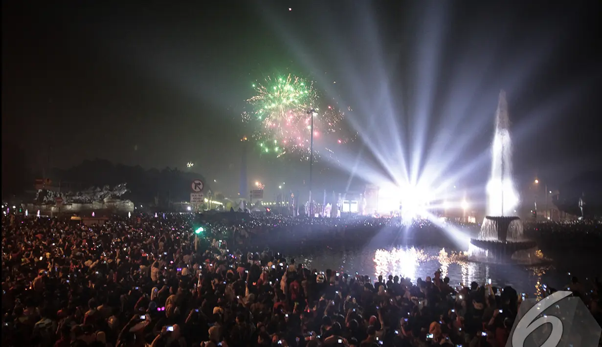 Panggung hiburan dipersiapkan Pemda DKI untuk menyambut malam pergantian tahun di kawasan Monas, Jakarta, Kamis (1/1/2015). (Liputan6.com/Faizal Fanani)