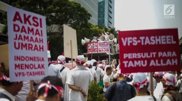 Ratusan calon jemaah haji dan umroh menggelar aksi damai di depan kedutaan Arab Saudi, Jakarta, Kamis (3/10). Mereka menolak kebijakan aturan biometrik untuk pengajuan visa umrah melalui VFS Tasheel yang ada di Indonesia. (Liputan6.com/Faizal Fanani)