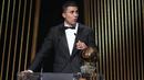 Pemain Manchester City, Rodri memberikan sambutan setelah mendapatkan penghargaan Ballon d'Or 2024 pada acara yang berlangsung di Theatre du Chatelet, Paris, Selasa (29/10/2024) dini hari WIB. (AP Photo/Michel Euler)