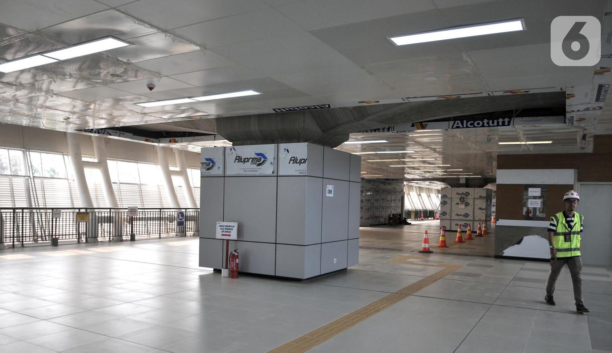Aktivitas pekerja di Stasiun Light Rail Transit (LRT) Cibubur, Harjamukti, Depok, Minggu (13/10/2019). Progres pembangunan Stasiun LRT Cibubur baru mencapai 60 persen dan ditargetkan rampung serta diuji coba pada November 2019. (merdeka.com/Iqbal S. Nugroho)