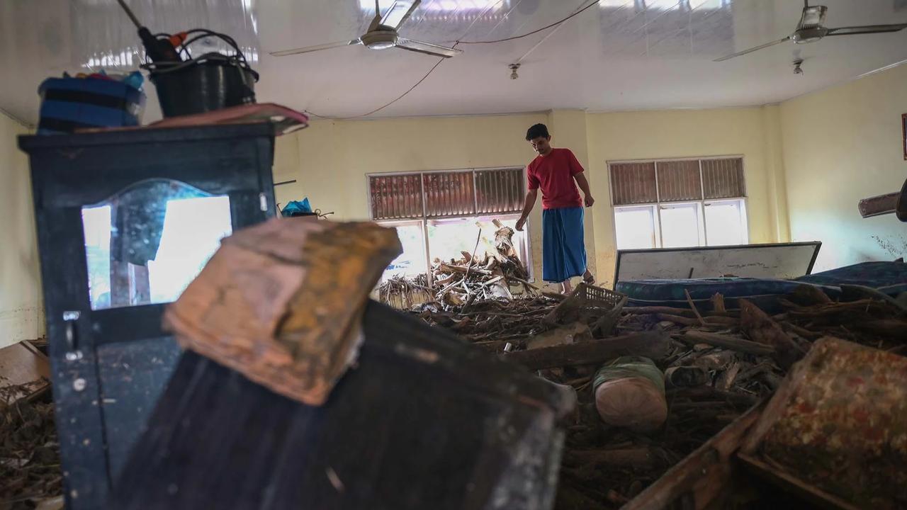 FOTO: Potret Kayu Gelondongan Hancurkan Rumah dan Fasilitas Warga