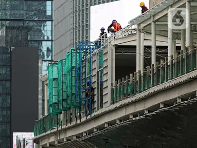 Pekerja menyelesaikan proyek revitalisasi Halte TransJakarta Bundaran HI, Jakarta, Senin (3/10/2022). Gubernur DKI Jakarta Anies Baswedan memastikan revitalisasi halte Transjakarta Tosari di kawasan Bundaran HI terus berlanjut. Proyek revitalisasi itu terus berlanjut meskipun sempat diprotes sejarawan JJ Rizal karena dianggap menutupi Patung Selamat Datang di Bundaran HI. (Liputan6.com/Faizal Fanani)