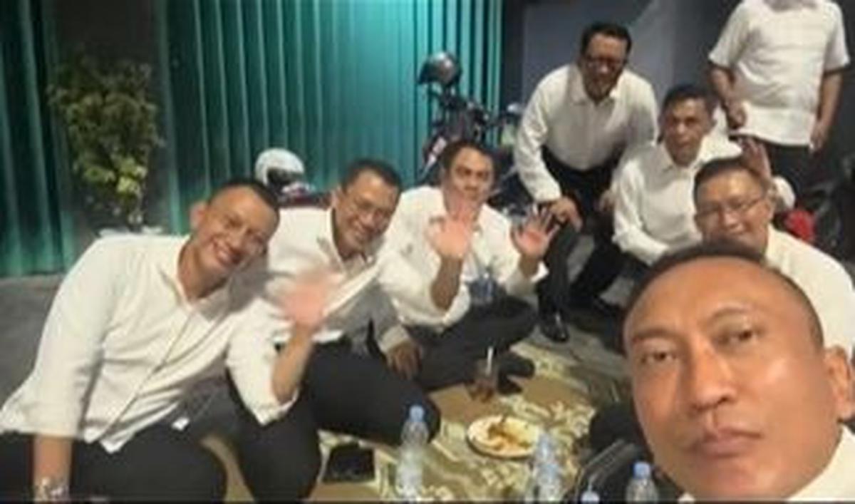 Terlihat beberapa sosok perwira polisi ikut dalam momen reuni dadakan itu.