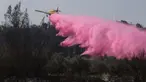 Sebuah pesawat pemadam kebakaran menjatuhkan bahan penghambat api ketika mencoba memadamkan kebakaran hutan di dekat kota Bet Shemesh, Israel tengah, pada tanggal 1 Mei 2025. (Ahmad GHARABLI/AFP)