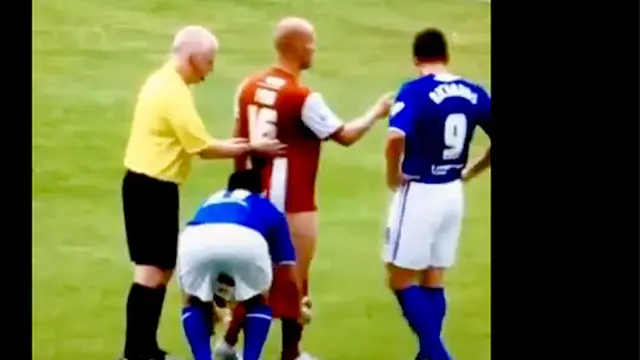 Kesal Diganggu, Pemain Ini Memelorotkan Celana Lawannya