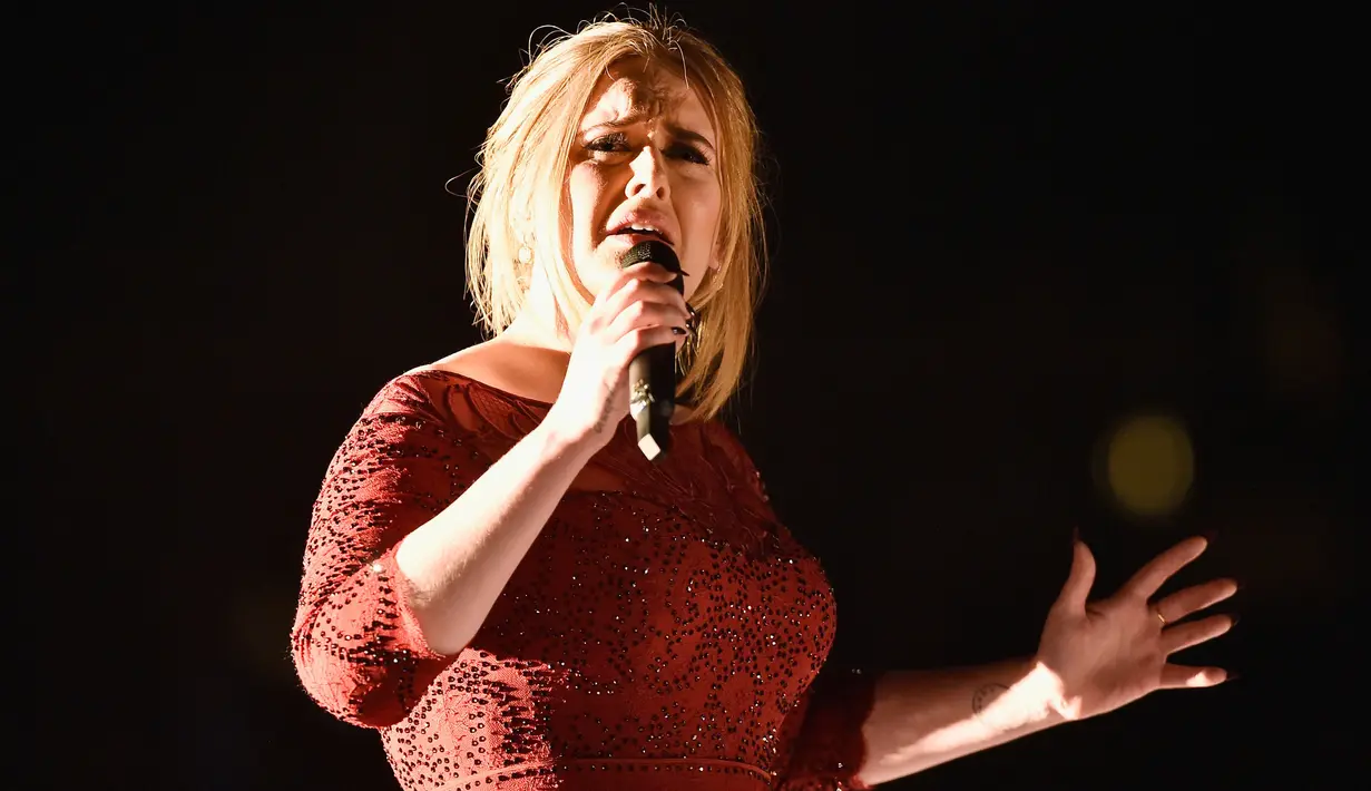 Solois Inggris, Adele mengantongi USD80,5 juta (Rp1,09 triliun). Bisa ditebak jika penghasilan fantastis ibu satu anak ini adalah dari album 25 yang dirilis pada 2015 lalu dan tur konser yang baru selesai November 2016 (Kevork Djansezian/Getty Images/AFP)