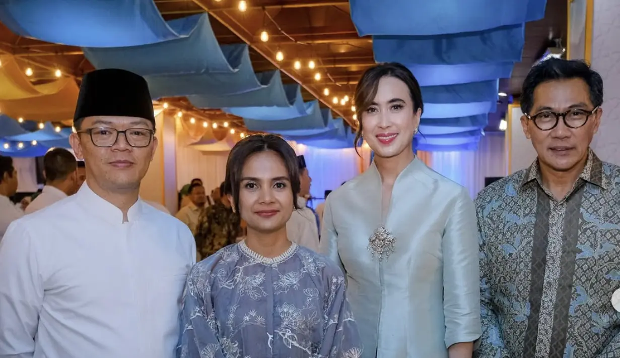 Kebaya kurung dengan sematan brosch hadirkan kesan elegan yang menjanjikan.  (dok. Insta Story @widi.wardhana)