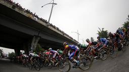 Penonton memenuhi jembatan di atas sebuah jalan saat pebalap sepeda berlomba dalam Etape 2 Tour de Singkarak 2015 dari Padang Pariaman menuju Solok, Sumatra Barat, Minggu (4/10/2015). (Bola.com/Arief Bagus)