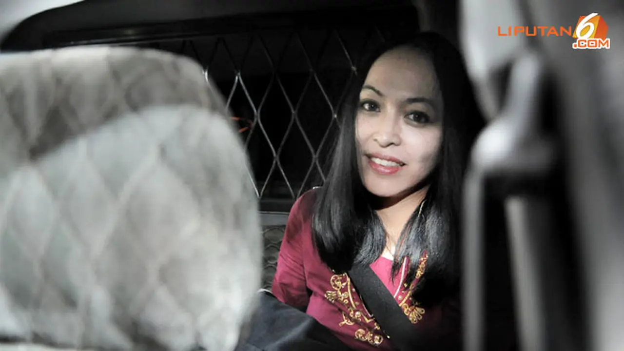 angie-sondakh-senyum-130902b.jpg