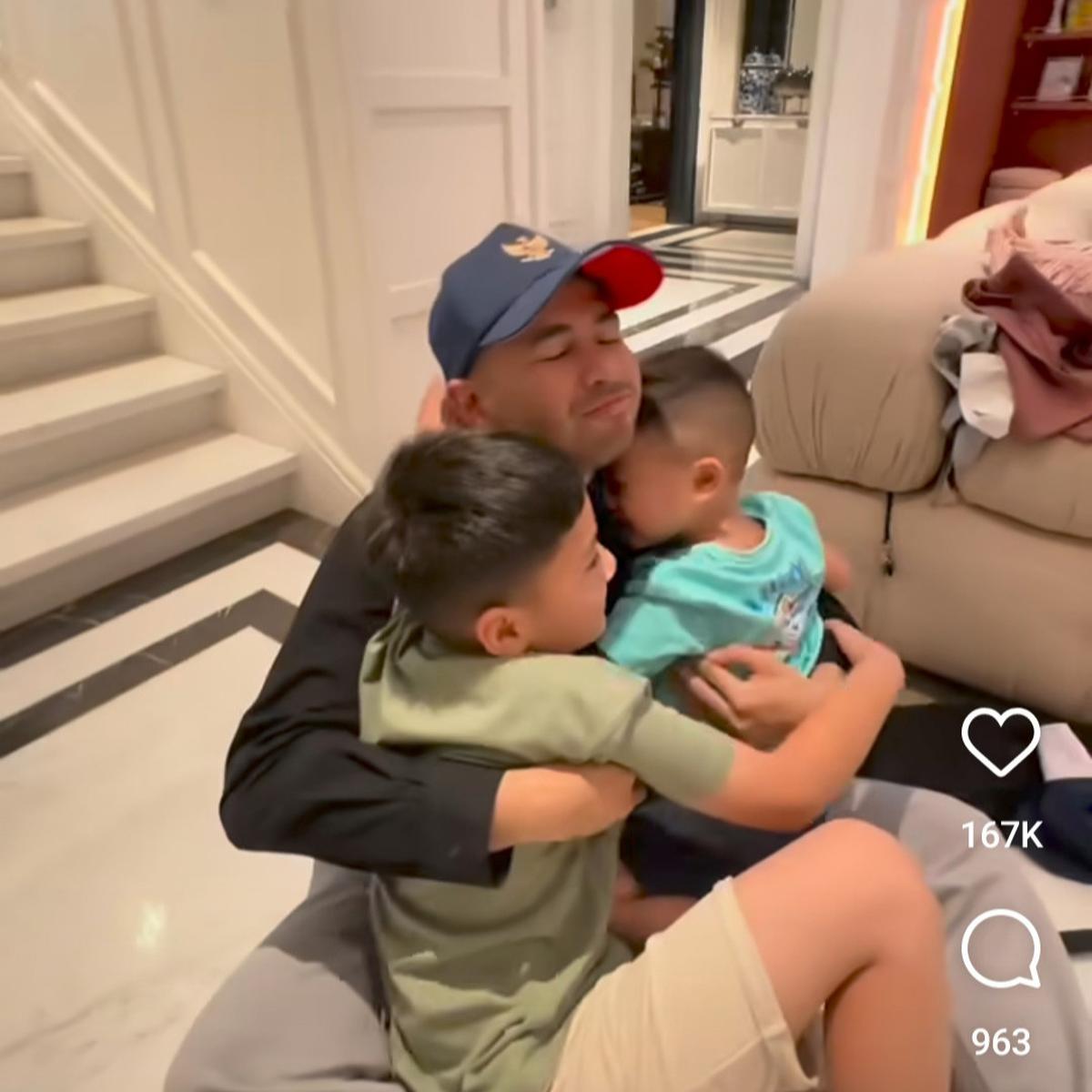 Potret Raffi Ahmad Sampai Rumah Usai Akmil di Magelang, Disapa 'Papa Haji' & Disambut Hangat Anak-anak