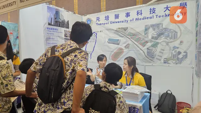 Taiwan Higher Education Fair 2025 dihadiri ribuan orang dengan 48 universitas peserta. Tersedia beragam beasiswa dari universitas, pemerintah Taiwan, dan alumni ICATI untuk pelajar Indonesia. (Foto: Aditya Eka Prawira/Liputan6.com)