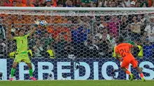 Penjaga gawang Timnas  Maroko, Yassine Bounou (1), menyelamatkan penalti dari pemain Belanda Crysencio Summerville (24) selama pertandingan babak 32 besar Piala Dunia 2026 antara Belanda dan Maroko di Guadalupe, dekat Monterrey, Meksiko, Selasa, 30 Juni 2026. (AP Photo/Ricardo Mazalan)