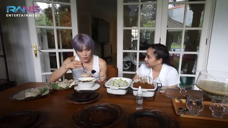 Taeyong NCT suka makan makanan pedas saat stres. Hal tersebut juga sama seperti Nagita Slavina (Foto: Tangkapan Layar Youtube Rans Entertainment)