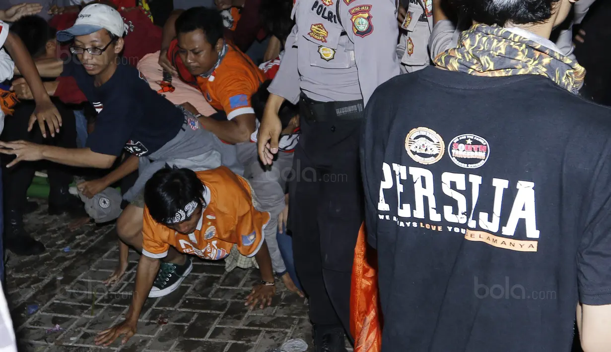 Para Jakmania terjatuh saat berusaha masuk stadion Patriot, Bekasi, Minggu (12/11/2017). Pertandingan terakhir Persija di Liga 1 2017 ini membuat antusias Jakmania semakin tinggi untuk datang menyaksikan laga. (Bola.com/ M Iqbal Ichsan)