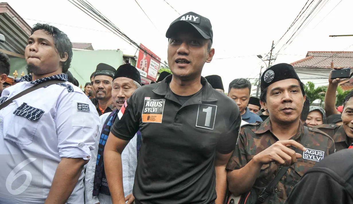 Calon Gubernur DKI Jakarta, Agus Harimurti Yudhoyon saat blusukan di Tegal Parang, Mampang Prapatan, Jakarta Selatan, Rabu (14/12). ). Blusukan ke Tegal Parang, Agus disambut oleh tradisi Palang Pintu. (Liputan6.com/Yoppy Renato)