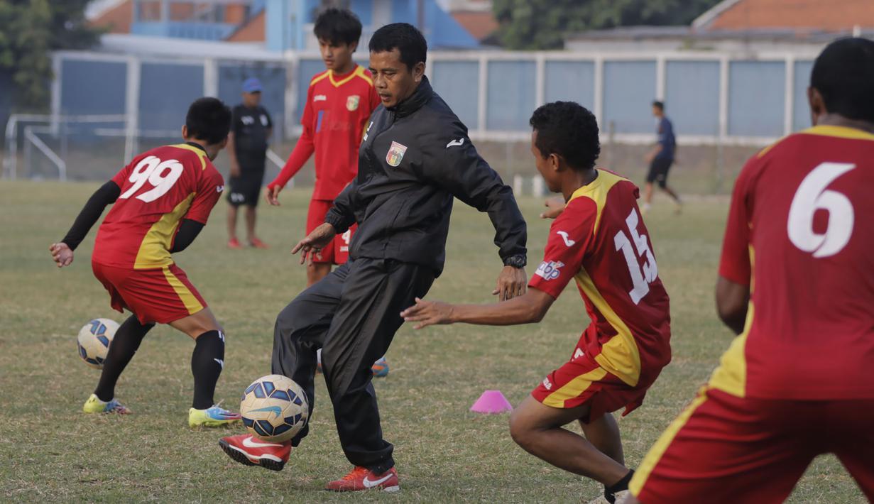 Pelatih Mitra Kukar, Jafri Sastra memimpin latihan anak asuhnya jelang laga melawan Arema Cronus di Lapangan Bea Cukai, Jakarta, Senin (12/10/2015). (Bola.com/Vitalis Yogi Trisna)
