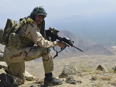 Gerakan perlawanan Afghanistan dan pasukan pemberontak anti-Taliban ambil posisi saat patroli di puncak bukit di daerah Darband, Distrik Anaba, Provinsi Panjshir, 1 September 2021. Panjshir terkenal dengan pertahanan alami yang tak pernah ditembus pasukan Soviet atau Taliban. (AHMAD SAHEL ARMAN/AFP)