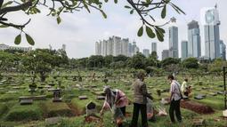 Sejumlah warga saat ziarah kubur di Tempat Pemakaman Umum (TPU) Karet Bivak, Jakarta, Senin (2/5/2022). Menyambut Hari Raya Idul Fitri 1443 H, umat Islam melakukan ziarah kubur mendoakan sanak keluarga dan kerabat yang sudah wafat. (Liputan6.com/Johan Tallo)