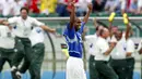 Mantan Gelandang Brasil Edilson mengangkat tangan setelah timnya menang melawan Inggris pada perempat final Piala Dunia 2002 di Jepang.Edilson saat ini tersangkut kasus Korupsi dan penipuan beberapa bank di Brasil. (REUTERS/Kai Pfaffenbach )