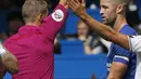 Bek Chelsea, Gary Cahill (kanan) menerima kartu merah oleh wasit, Craig Pawson setelah melanggar pemain Burnley, Steven Defour pada laga perdana Premier League di Stamford Bridge, (12/8/2017). Chelsea kalah 1-3. (AFP/Ian Kington)