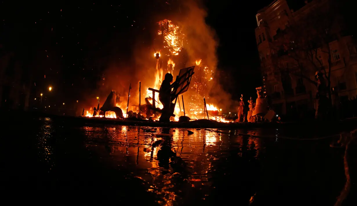 Suasana perayaan festival tradisional Fallas yang digelar di Valencia, Spanyol (19/3). Las Fallas adalah festival budaya yang diselenggarakan oleh warga Valencia. (AP/Alberto Saiz)