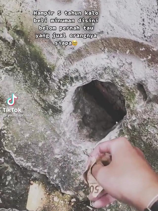 Jualan Es Lewat Lubang Tembok