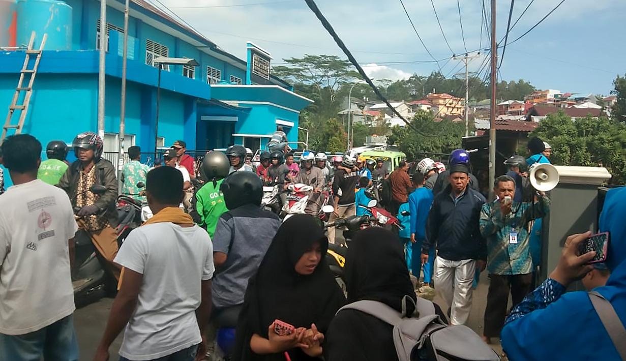 FOTO: Gempa M 6,8 di Ambon, Warga Berhamburan ke Jalan ...