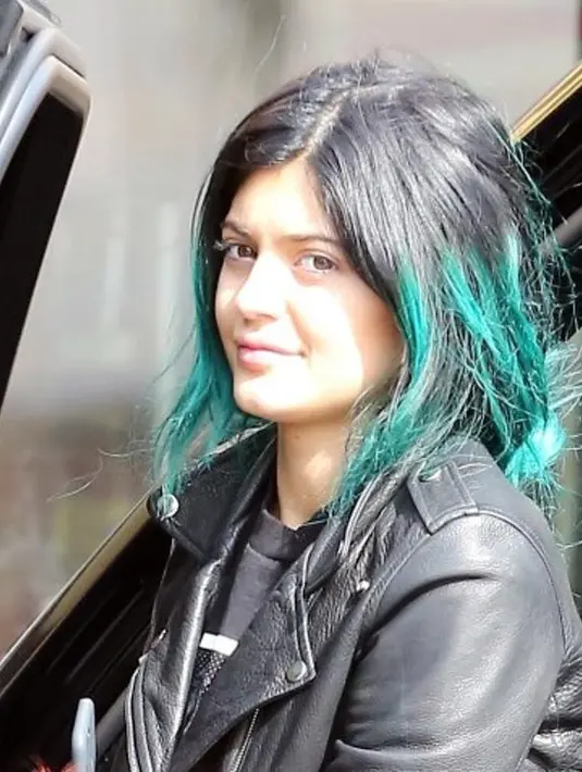 Hmm.. Kylie Jenner pun pernah punya rambut lepek loh! (bornrealist)